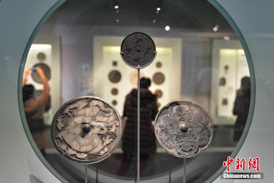“镜里千秋——中国古代铜镜文化”展吸引观众