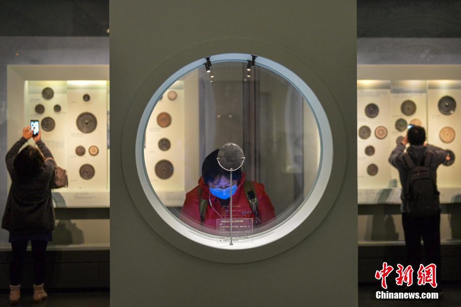 “镜里千秋——中国古代铜镜文化”展吸引观众