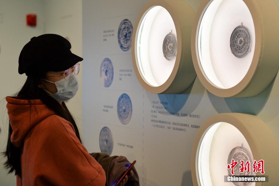 “镜里千秋——中国古代铜镜文化”展吸引观众
