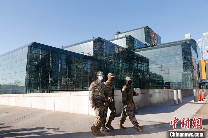 当地时间3月9日，驻守在纽约贾维茨中心的美国国民警卫队士兵。贾维茨中心自6日起进入全天24小时服务模式，昼夜不间断地为民众接种新冠疫苗。<a target='_blank' href='http://www.chinanews.com/'><p  align=